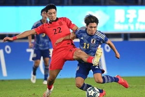 U23 Hàn Quốc (áo đỏ) và U23 Nhật Bản (áo xanh) là những ứng viên cho tấm vé tham dự Olympic Paris 2024. 