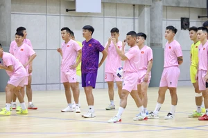 Các tuyển thủ futsal Việt Nam tìm lại niềm vui với những trò chơi được ban huấn luyện tổ chức. ẢNH: TÂM HÀ 