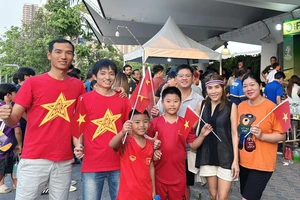 Anh Tony Phan (bên trái, ngoài cùng) cùng gia đình đã cổ vũ cho đội tuyển futsal Việt Nam ở ba trận đấu vòng bảng. ẢNH: TÂM HÀ 