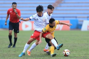 Hòa Bình và Phú Thọ gặp nhau ở trận "chung kết ngược" của Giải hạng Nhất quốc gia 2023-2024. ẢNH: VPF 