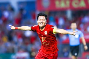 Cựu tuyển thủ Đinh Thanh Trung bị VFF tạm đình chỉ thi đấu vì bị cơ quan chức năng bắt giữ do sử dụng chất cấm. 