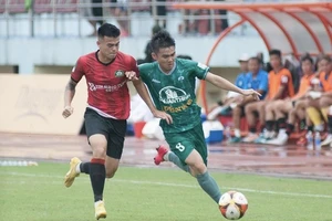 Bình Phước (áo đỏ) thất bại trên sân của PĐ.Ninh Bình. ẢNH: NBFC