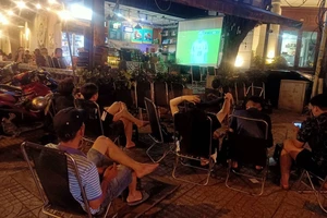 Một quán cafe tại ngã tư đường Bạch Đằng - Hồng Hà (quận Tân Bình) đón nhiều cổ động viên thức đêm xem EURO 2024. ẢNH: HỮU THÀNH