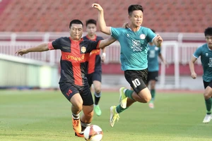 Thanh Niên TPHCM (áo đỏ, đen) là ứng viên nặng ký cho suất thăng hạng V-League mùa tới. ẢNH: DŨNG PHƯƠNG 