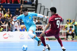 Chiến thắng của Thái Lan (áo đỏ) trước Malaysia (áo vàng) đã giúp đội tuyển futsal Việt Nam sớm đoạt vé vào vòng bán kết Giải futsal Đông Nam Á 2024. ẢNH: FAM 