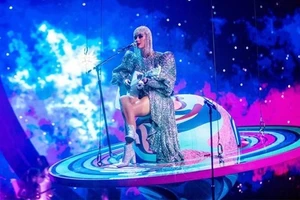 Sau Rihanna, Katy Perry diện thiết kế của Công Trí trong tour diễn thế giới