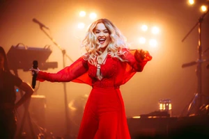 Rita Ora diện thiết kế của Công Trí trên sân khấu tour Pheonix