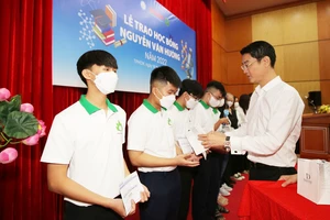Học bổng Nguyễn Văn Hưởng lần thứ 24: Chắp cánh những giấc mơ blouse trắng