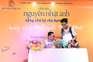 Nhà văn Nguyễn Nhật Ánh tặng chữ ký bạn đọc - “Bay vào thế giới tuổi thơ”