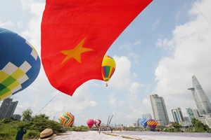 TPHCM: Khinh khí cầu kéo đại kỳ mừng ngày Quốc khánh 2-9