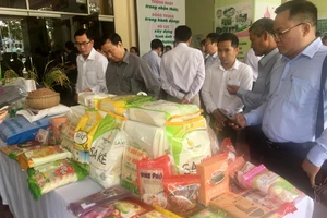 Các doanh nghiệp tham quan gian hàng triển lãm các sản phẩm gạo của Đồng Tháp