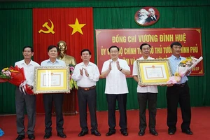 Phó Thủ tướng Vương Đình Huệ trao Quyết định công nhận huyện Tiểu Cần và thị xã Duyên Hải đạt chuẩn nông thôn mới
