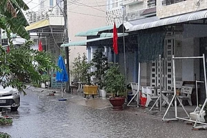 Cơn mưa khá lớn vào trưa nay (28-4) ở TP Cần Thơ. Ảnh: NGỌC DÂN