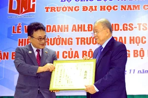 Ông Kawaue Junichi, Tổng Lãnh sự Nhật Bản tại TPHCM trao bằng khen cho GS-TS Võ Tòng Xuân
