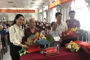 Đảng ủy Khối Dân – Chính – Đảng TPHCM thăm và tặng quà cho người dân tại Hậu Giang