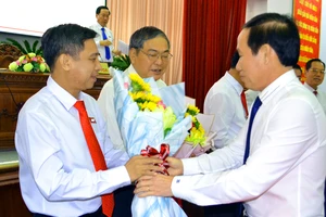 Ông Lê Tiến Châu, Bí thư Tỉnh ủy Hậu Giang (bìa phải), tặng hoa chúc mừng ông Đồng Văn Thanh (bìa trái)