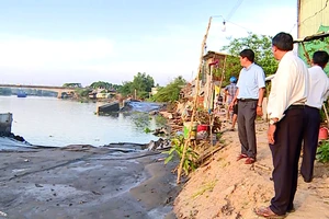 Bờ kè sông Măng Thít bị sạt lở nghiêm trọng