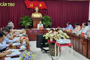 Đồng chí Nguyễn Văn Hiếu, Bí thư Thành ủy TP Cần Thơ chủ trì hội nghị