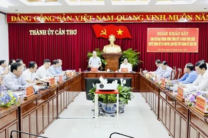 Đồng chí Phạm Tất Thắng, Ủy viên Trung ương Đảng, Phó Trưởng ban Thường trực Ban Dân vận Trung ương phát biểu tại cuộc họp