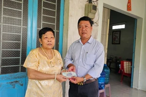 Đại diện gia đình cháu Na nhận 7 triệu đồng hỗ trợ đợt 2 giúp cháu Lan có tiền chữa bệnh