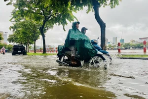 Đường Huỳnh Cương ven hồ Xáng Thổi bị ngập nặng sáng 4-9