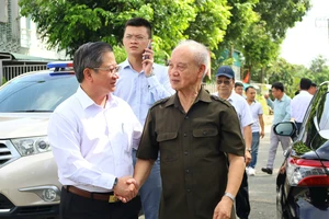 Đại tướng Phạm Văn Trà (bìa phải) và Chủ tịch UBND TP Cần Thơ Trần Việt Trường tại buổi lễ