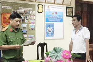 Công an TP Cần Thơ tống đạt các quyết định tố tụng đối với bị can Nguyễn Minh Hoàng