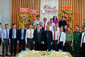 Đồng chí Trần Thanh Mẫn, Ủy viên Bộ Chính trị, Phó Chủ tịch Thường trực Quốc hội cùng Đoàn công tác chúc mừng Lễ Giáng sinh năm 2023 tại Tòa Giám mục Cần Thơ