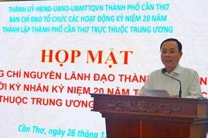 Bí thư Thành ủy TP Cần Thơ Nguyễn Văn Hiếu phát biểu tại buổi họp mặt