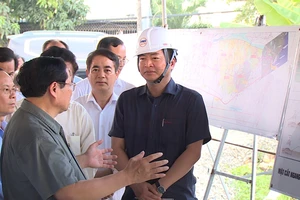 Thủ tướng Phạm Minh Chính cùng lãnh đạo TP Cần Thơ, Hậu Giang đi khảo sát tuyến cao tốc 