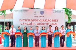 Cắt băng khai mạc triển lãm