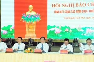 Các đồng chí lãnh đạo chủ trì hội nghị