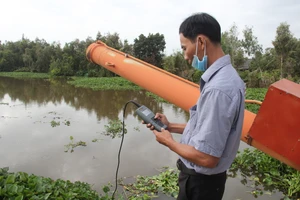 Cán bộ ngành nông nghiệp tỉnh Hậu Giang đo độ mặn trên các cửa sông để kịp thời khuyến cáo các giải pháp ứng phó