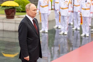 Tổng thống Liên bang Nga Vladimir Putin đặt vòng hoa tưởng niệm các Anh hùng liệt sĩ và vào Lăng viếng Chủ tịch Hồ Chí Minh