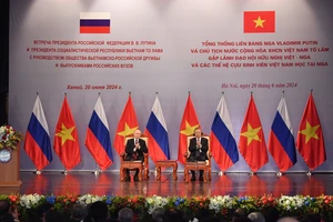 Chủ tịch nước Tô Lâm và Tổng thống Liên bang Nga Vladimir Putin gặp gỡ cựu sinh viên Việt Nam từng học tập tại Nga