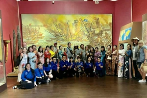 Đoàn du khách quốc tế tham quan, chụp hình tại Bảo tàng Lịch sử TPHCM ngày 8-4