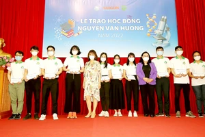 Những sinh viên nhận học bổng Nguyễn Văn Hưởng lần thứ 24 năm 2022. Ảnh: DŨNG PHƯƠNG