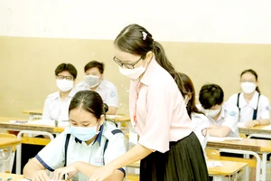 Học sinh tham gia kỳ thi tuyển sinh lớp 10 công lập tại điểm thi Trường THCS Bàn Cờ ngày 11-6. Ảnh: CAO THĂNG