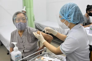 Người lớn tuổi được tiêm chủng tại Bệnh viện Lê Văn Thịnh, TP Thủ Đức