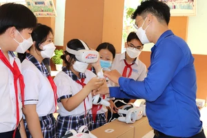 Học sinh Trường THCS Tam Đông 1 (huyện Hóc Môn, TPHCM) trải nghiệm các hoạt động thông qua chuyến xe công nghệ
