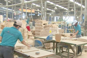 Công nhân Công ty gỗ Minh Phát (Bình Dương) sản xuất sản phẩm nội thất