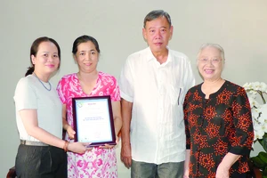 Đại diện Hội đồng quản lý Quỹ Học bổng Nguyễn Văn Hưởng tiếp nhận đóng góp của gia đình Bác sĩ Đoàn Thúy Ba