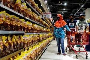 Indonesia đóng gói dầu ăn cho dân