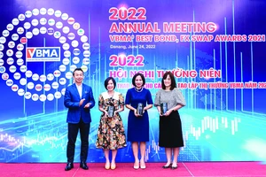 Đại diện SCB, bà Huỳnh Kim Phụng (thứ hai từ trái qua), Giám đốc Kinh doanh Trái phiếu Chính phủ, nhận giải thưởng của VBMA