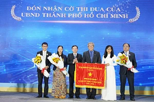 Trường ĐH Văn Hiến nhận Cờ thi đua của UBND TPHCM