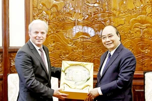 Chủ tịch nước Nguyễn Xuân Phúc trao quà lưu niệm tặng ông Axel van Trotsenburg