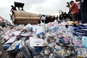 Hàng giả bị tiêu hủy ở ngoại ô Bangkok, Thái Lan