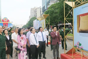 Khai mạc triển lãm Thành phố Hồ Chí Minh khắc sâu đạo lý “Uống nước nhớ nguồn”