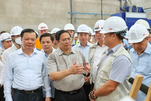 Thủ tướng Phạm Minh Chính yêu cầu nhà thầu đẩy nhanh thi công các hạng mục của dự án. Ảnh: VIẾT CHUNG