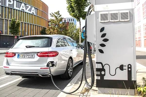 Sạc điện cho ô tô tại một trạm ở châu Âu